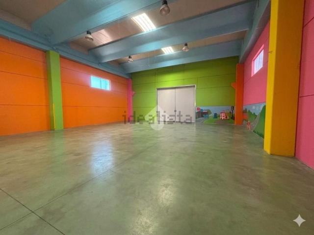 Capannone in affitto di 300 m² in Via Crotone