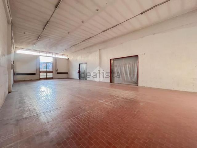 Capannone in affitto di 300 m² in Via Antonio Locatelli