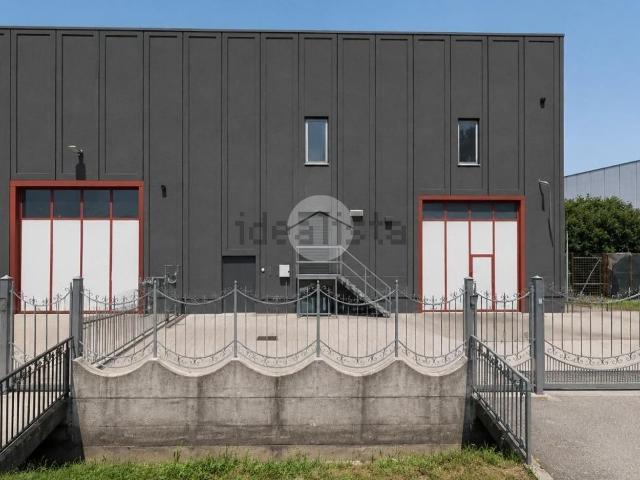 Capannone in affitto di 300 m² in Via Bartolomeo Colleoni