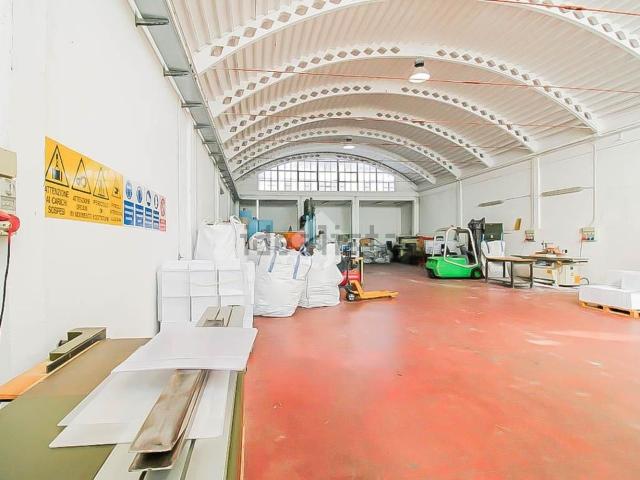 Capannone in affitto di 300 m² in Via Giuseppe di Vittorio, 27