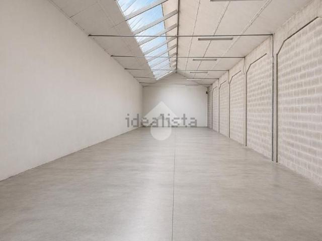 Capannone in affitto di 300 m² in Via Giuseppe Ferrari, 7
