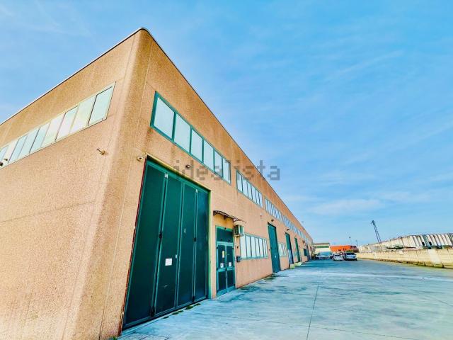 Capannone in affitto di 300 m² in Via del Progresso