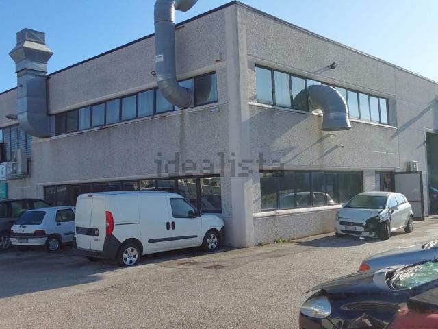 Capannone in affitto di 300 m² in Via dell&apos Industria