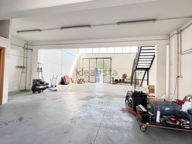 Capannone in affitto di 300 m² in Via Francesco Pera, 33