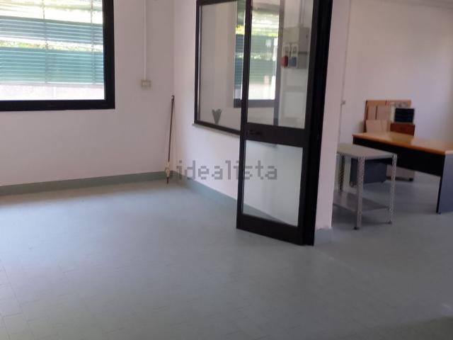 Capannone in affitto di 300 m² in Via Fratelli Rosselli