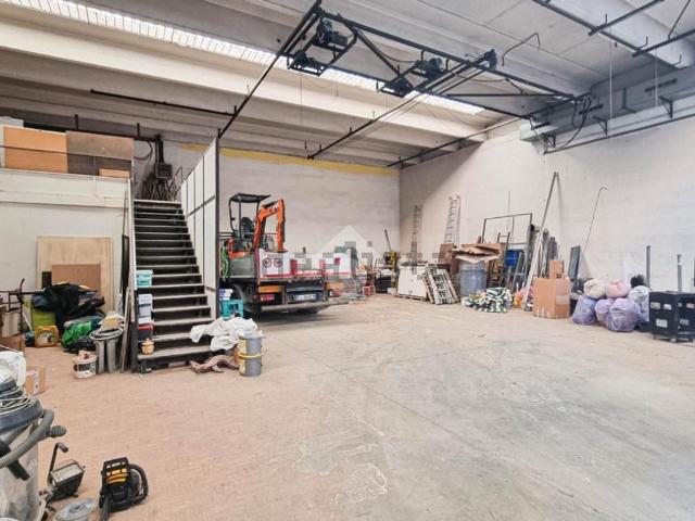 Capannone in affitto di 300 m² in Via Leonardo Da Vinci, 54