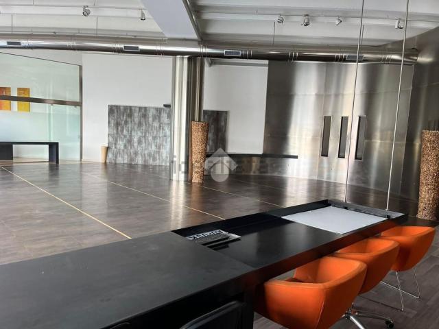 Capannone in affitto di 300 m² in Via Leonardo da Vinci, 9