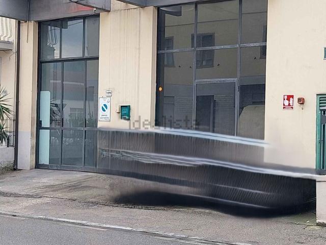 Capannone in affitto di 300 m² in Via Marco Roncioni
