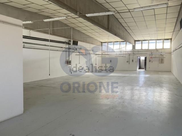Capannone in affitto di 300 m² in Via Mario Alicata, 2