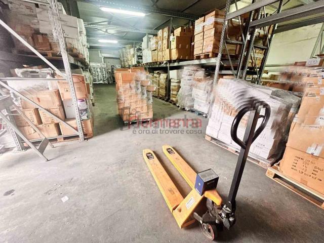 Capannone in affitto di 300 m² in Via Pietro Nenni, 16