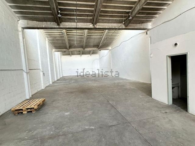 Capannone in affitto di 300 m² in Via Vinca, 2