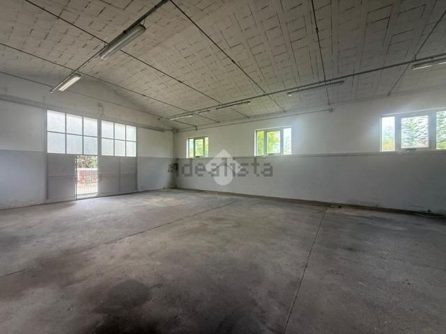 Capannone in affitto di 300 m² in Via Vincenzo Stefano Breda, 11