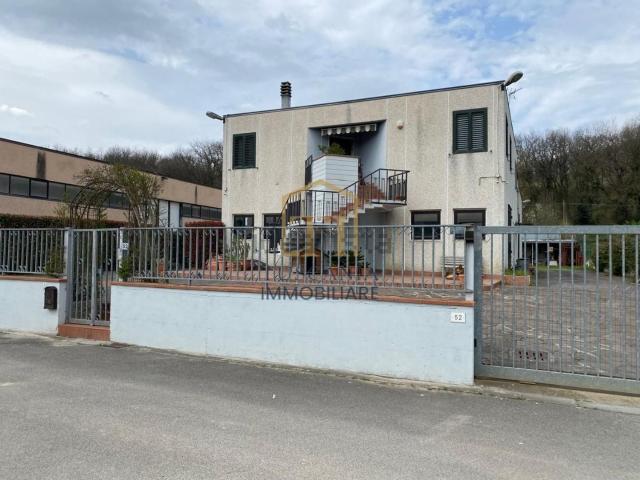 Capannone in affitto di 300 m² in Strada Provinciale 541 Traversa Maremmana