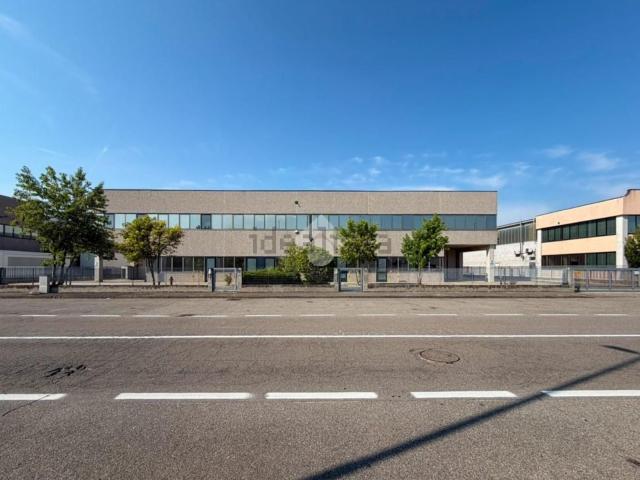 Capannone in affitto di 3030 m² in Viale della Industria