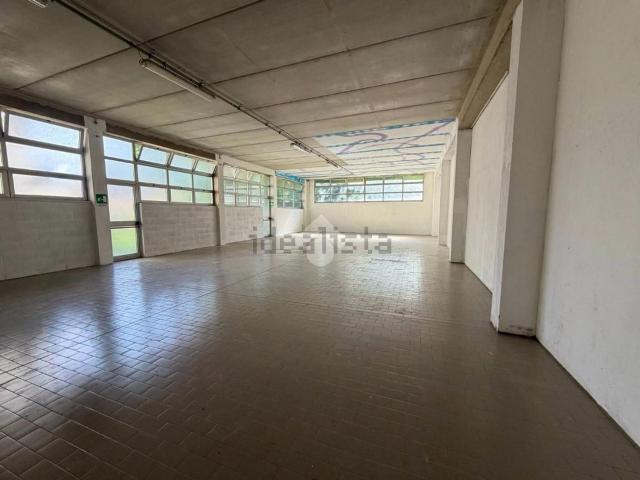 Capannone in affitto di 307 m² in Via Antonio Stoppani, 46