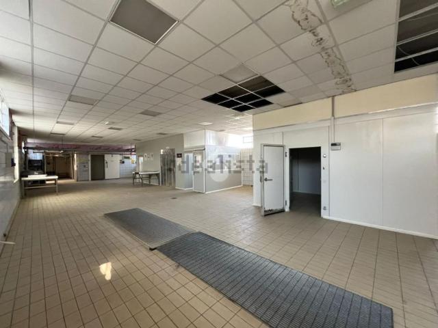 Capannone in affitto di 400 m² in Via Cisa, 110