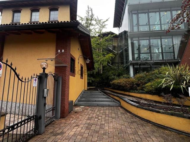 Capannone in affitto di 315 m² in Via Giuseppe Ripamonti, 101