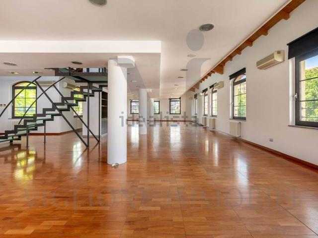 Capannone in affitto di 315 m² in Via Giuseppe Ripamonti, 101