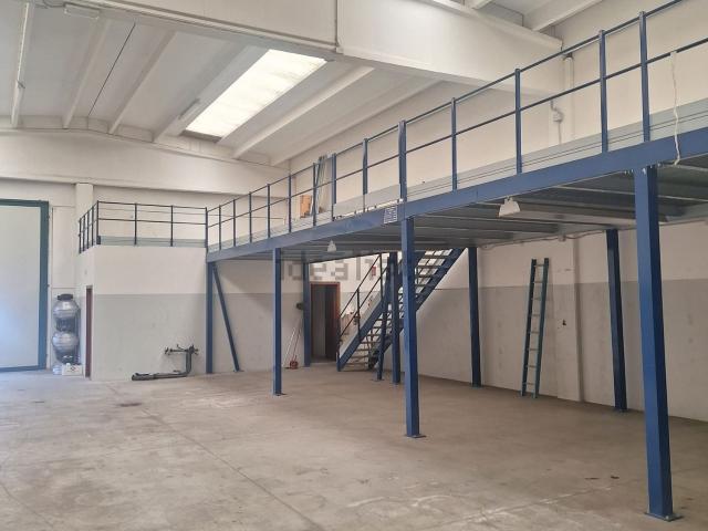 Capannone in affitto di 315 m² in Via Montanara, 1