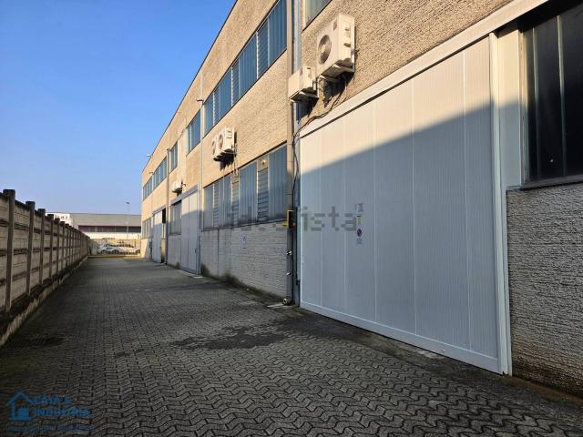 Capannone in affitto di 3200 m² in Strada Provinciale Rivoltana
