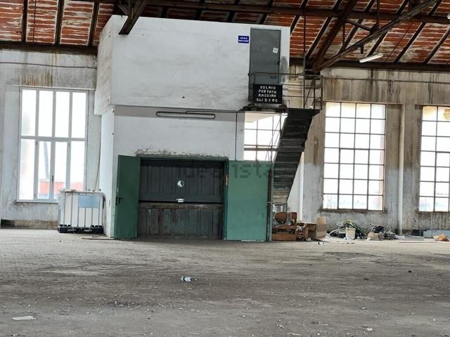 Capannone in affitto di 3200 m² in Via Giuseppe Spataro