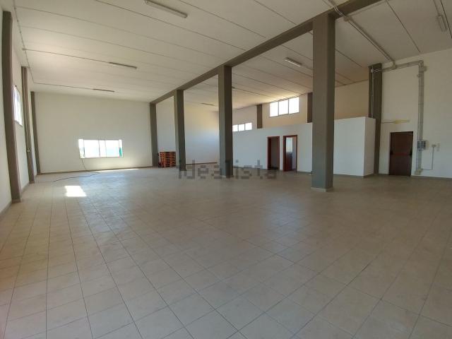 Capannone in affitto di 320 m²
