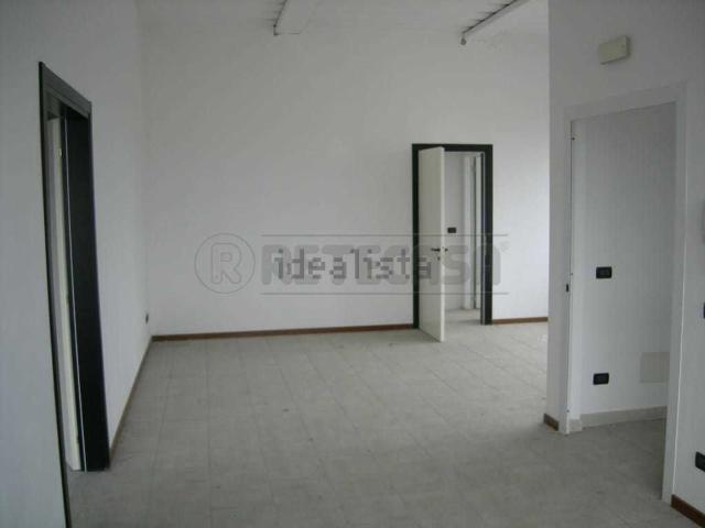 Capannone in affitto di 320 m² in Via Verona