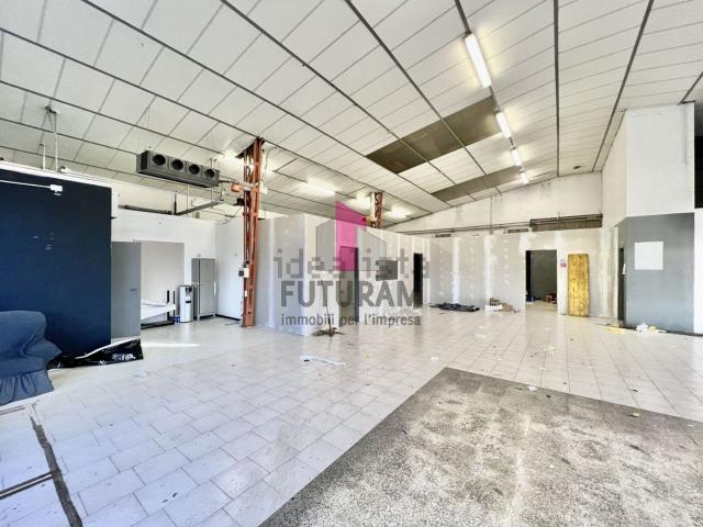 Capannone in affitto di 320 m² in Strada Biron di Sopra