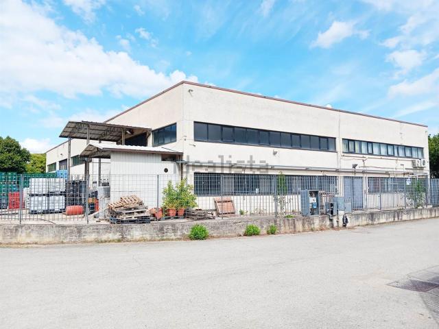 Capannone in affitto di 322 m² in Via Luigi Corradi, 39