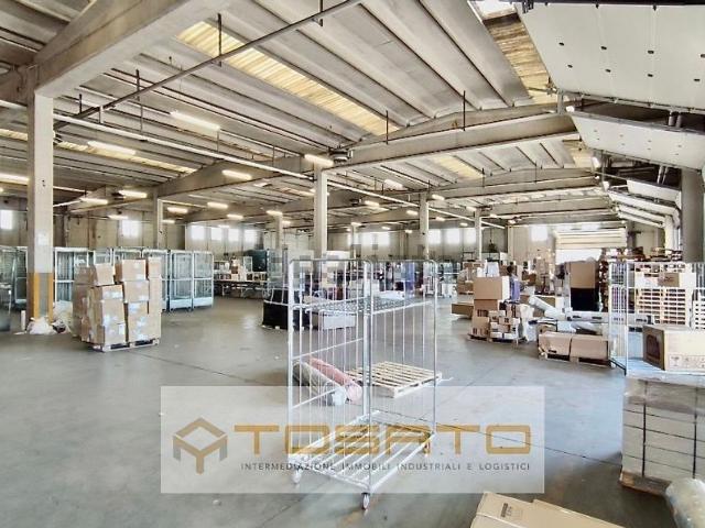 Capannone in affitto di 3252 m²