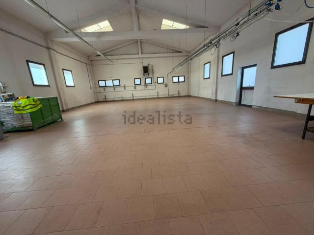 Capannone in affitto di 327 m² in Via di Mezzo, 353