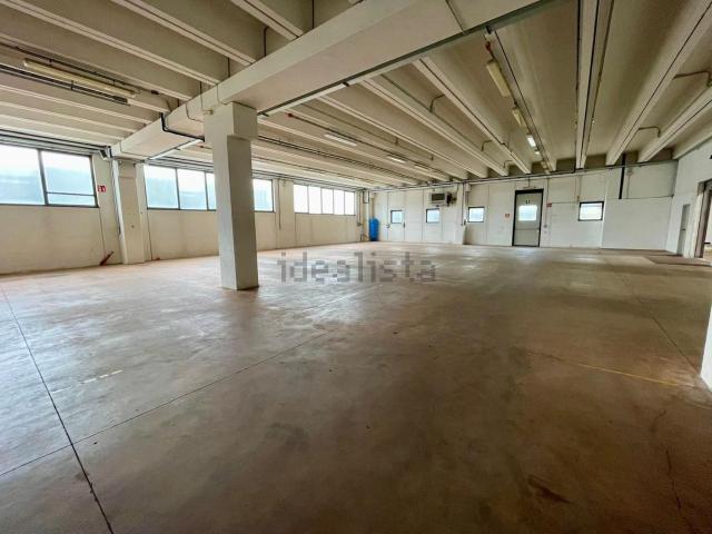 Capannone in affitto di 3300 m²