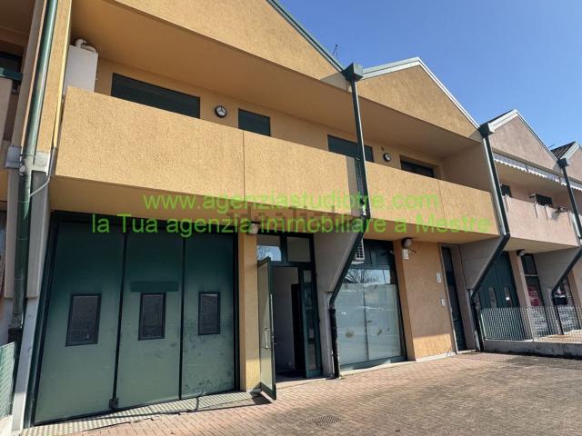Capannone in affitto di 330 m² in Via Castellana, 99
