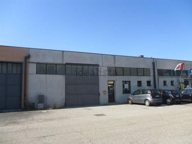 Capannone in affitto di 330 m² in Via Augusto Forti, 25