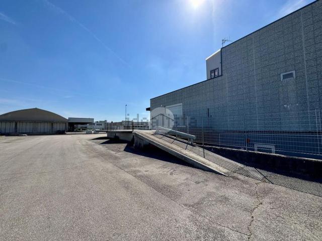 Capannone in affitto di 330 m² in Via Enrico Mattei, 39