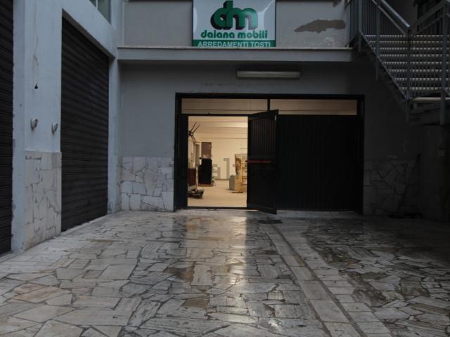Capannone in affitto di 330 m² in Via Osimo