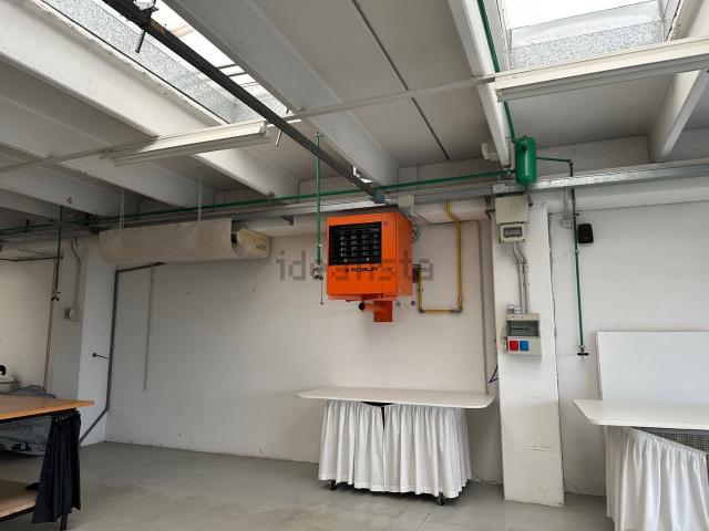 Capannone in affitto di 330 m² in Via Lago Maggiore