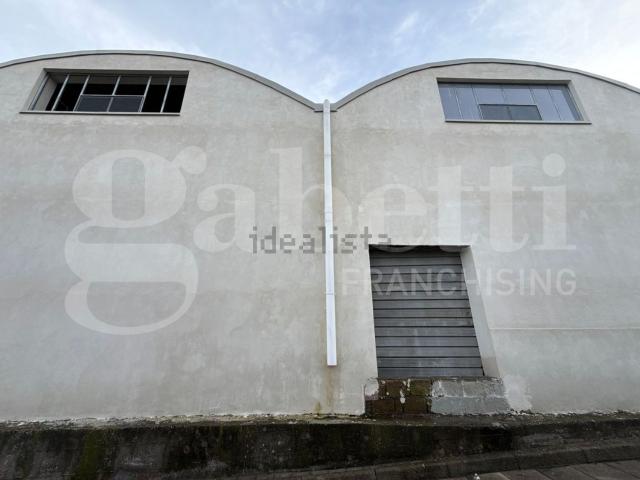 Capannone in affitto di 330 m² in Via Ugo Foscolo
