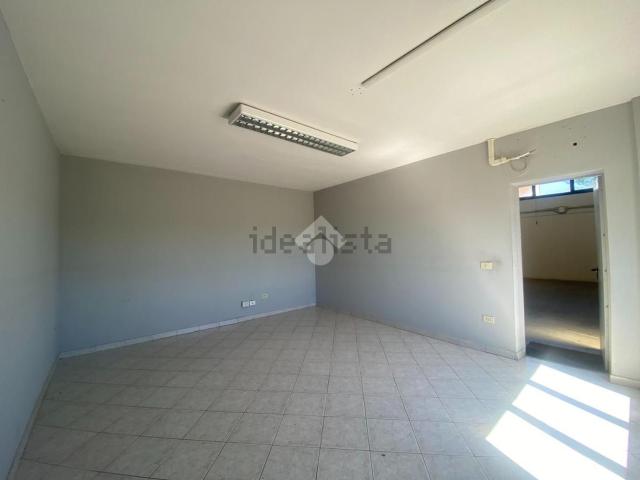 Capannone in affitto di 330 m² in Via Zuccardi, 22