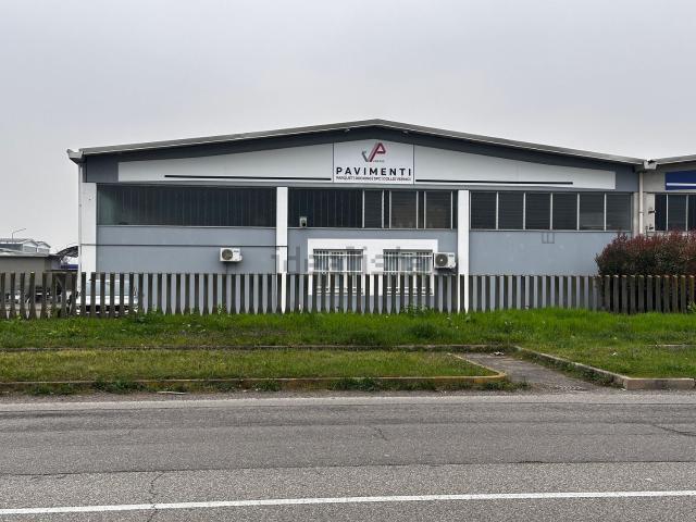 Capannone in affitto di 330 m² in Viale dell&apos Industria