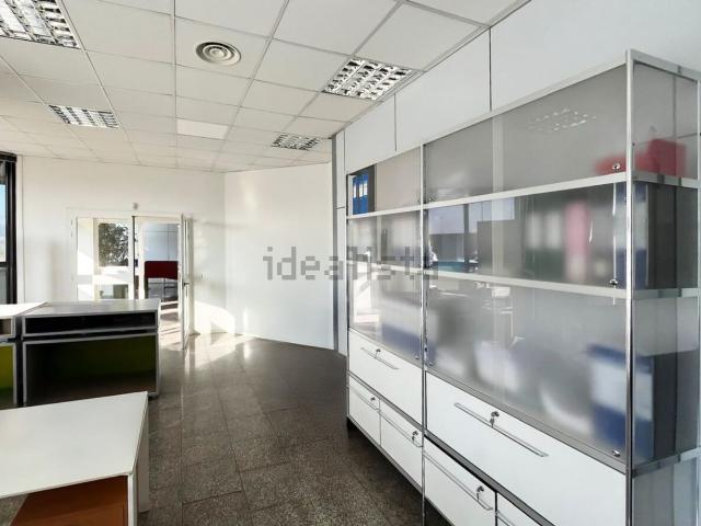 Capannone in affitto di 3319 m² in Via delle Industrie