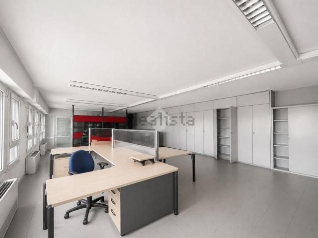 Capannone in affitto di 3330 m² in Via Gramsci, 43