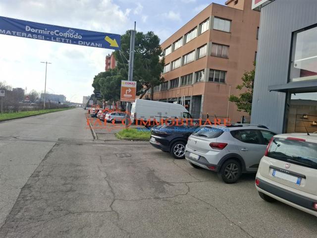 Capannone in affitto di 340 m² in Viale Cristoforo Colombo, 23