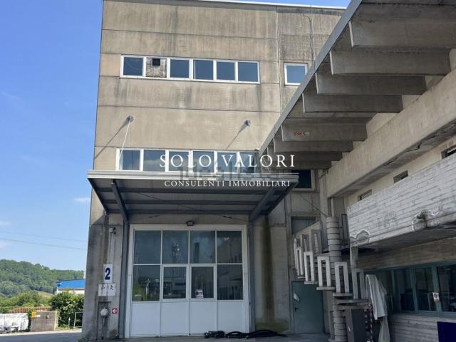 Capannone in affitto di 3416 m²