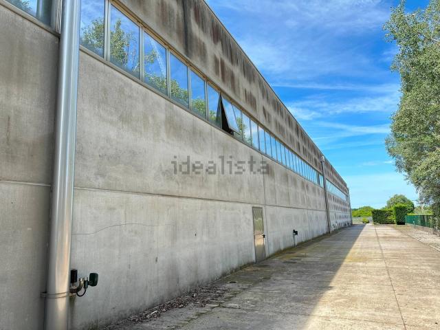 Capannone in affitto di 3500 m² in Via C. Monzani