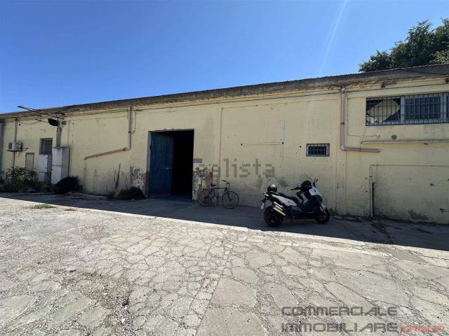 Capannone in affitto di 350 m²