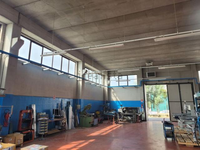 Capannone in affitto di 350 m²