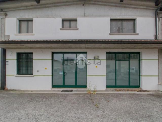 Capannone in affitto di 350 m² in Via dell&apos  Industria, 108