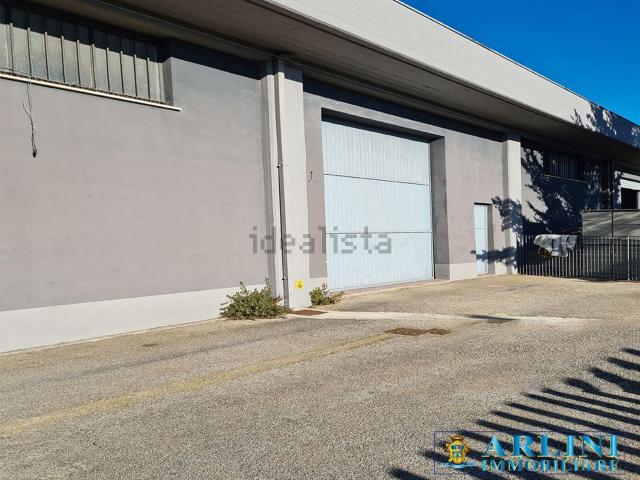 Capannone in affitto di 350 m² in Via Maestri del Lavoro, 10