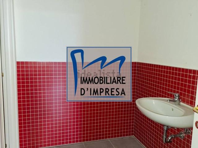 Capannone in affitto di 350 m² in Via Mantova